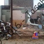 pekerja bongkar rumah memindahkan material kayu untuk daur ulang”